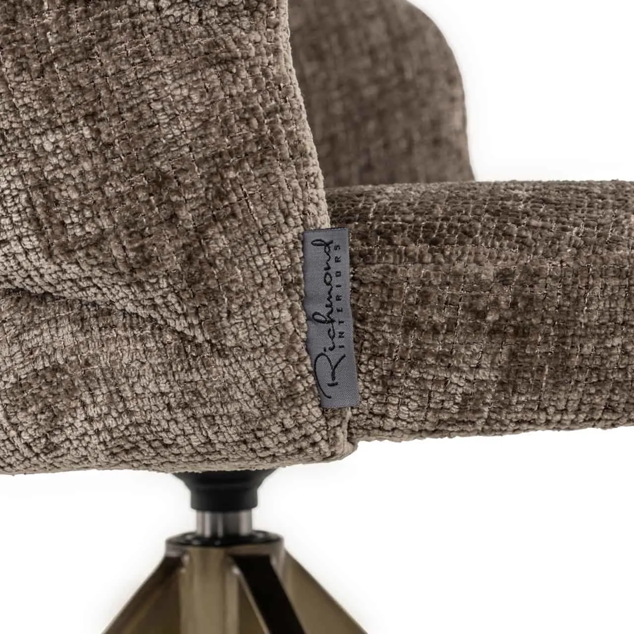 Detail des Esszimmerstuhls Zendaya niagara stone swivel, mit Nahaufnahme des Stoffes und des Richmond Interiors Etiketts