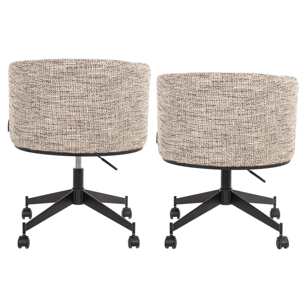 Twee eetkamerstoelen Rochenne trendy nature swivel on wheels op een witte achtergrond, van achteren gefotografeerd - Richmond Interiors