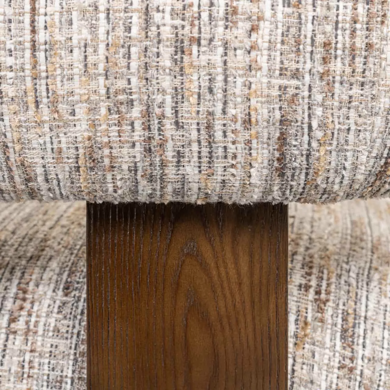 Detailaufnahme des Loungesessel Arabella Greige Coco, mit der Textur des Stoffes und einem Holzbein - Richmond Interiors