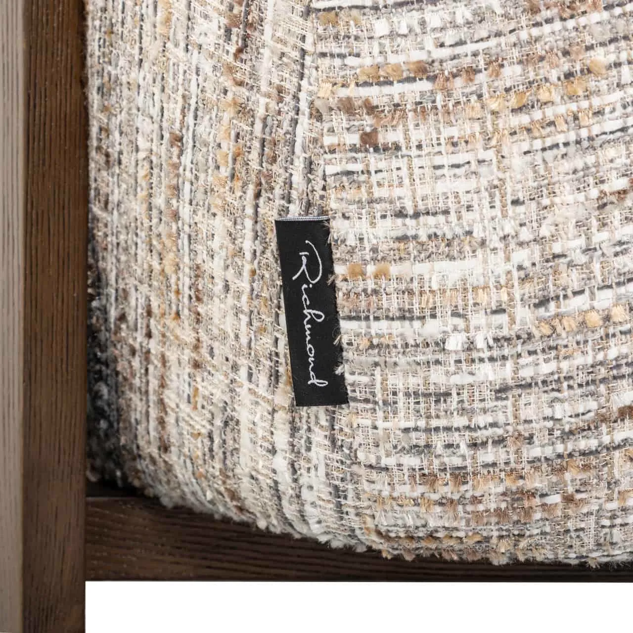 Detail van de Lounge stoel Arabella greige coco, met een close-up van het geweven textiel en het Richmond Interiors label