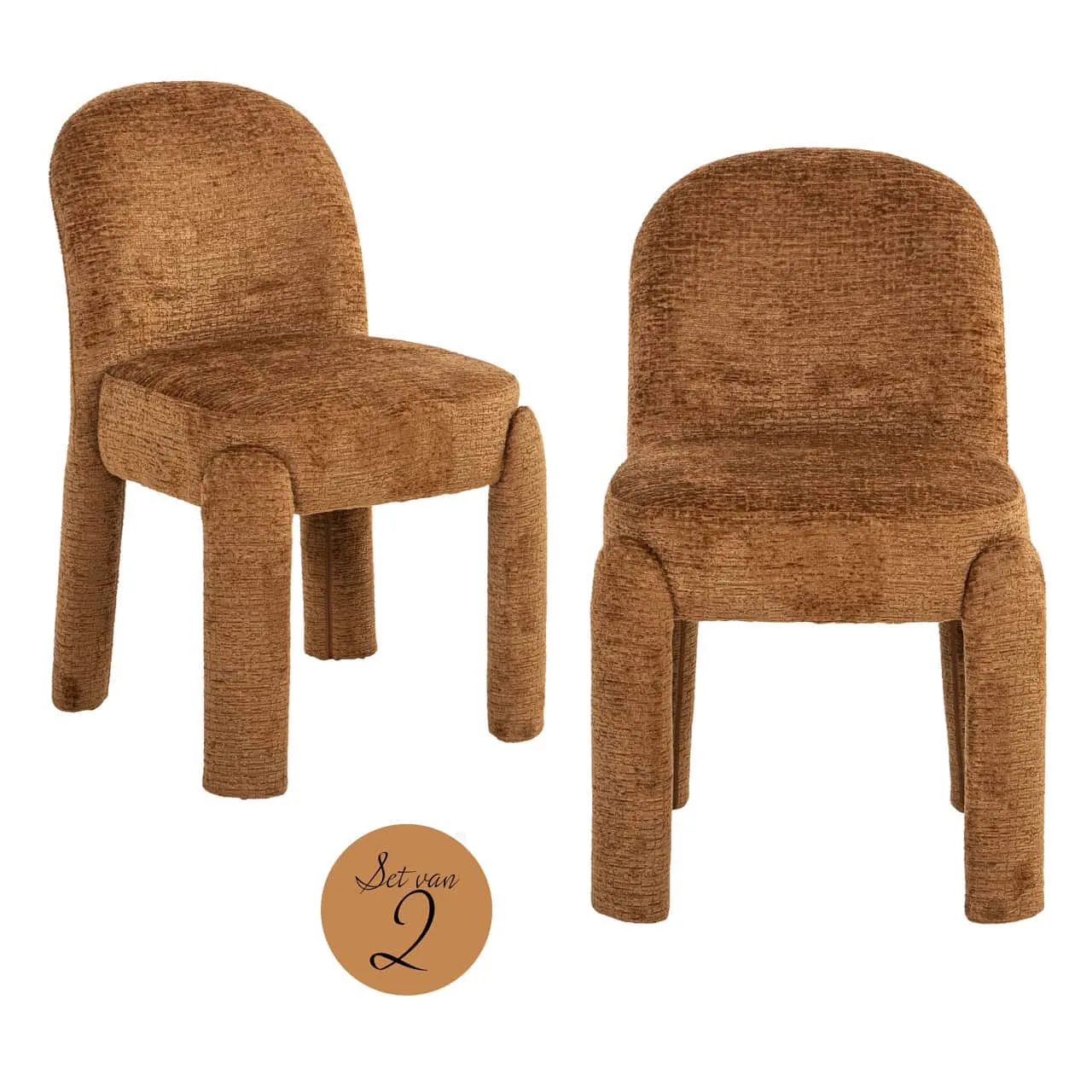 Zwei Esszimmerstühle Brandi Cognac Fusion mit abgerundeten Rückenlehnen und dicken Beinen auf weißem Studiohintergrund - Richmond Interiors