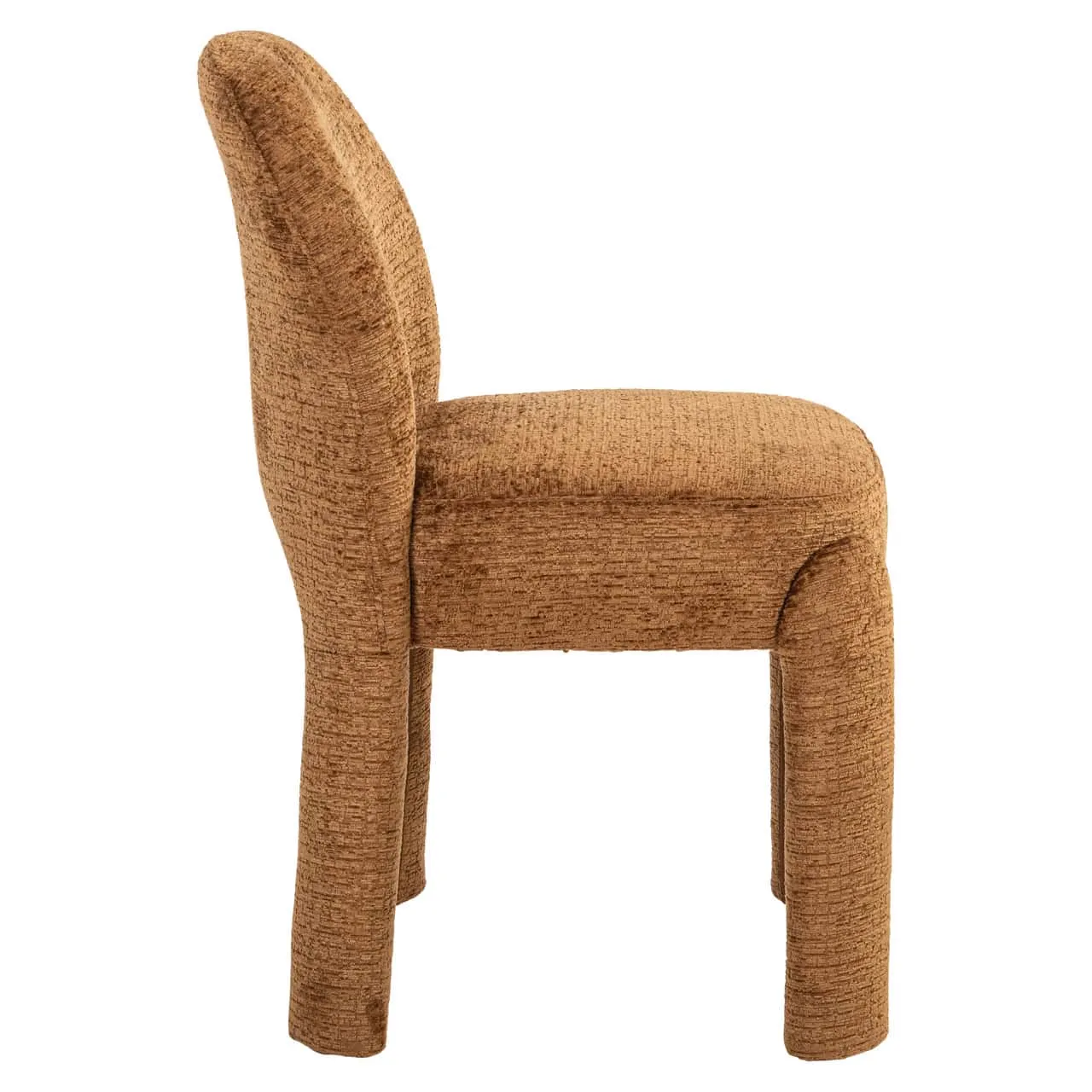 Zijaanzicht van de cognacfusion eetkamerstoel Brandi op een witte achtergrond, met focus op de textuur - Richmond Interiors