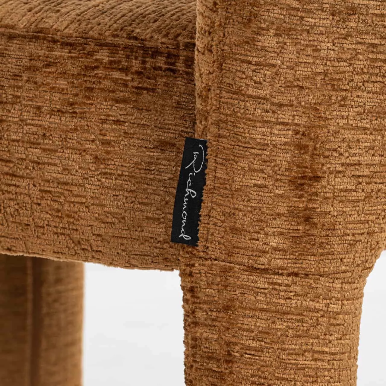 Detail des Esszimmerstuhls Brandi Cognac Fusion, mit dem Richmond Interiors Etikett an der Seite