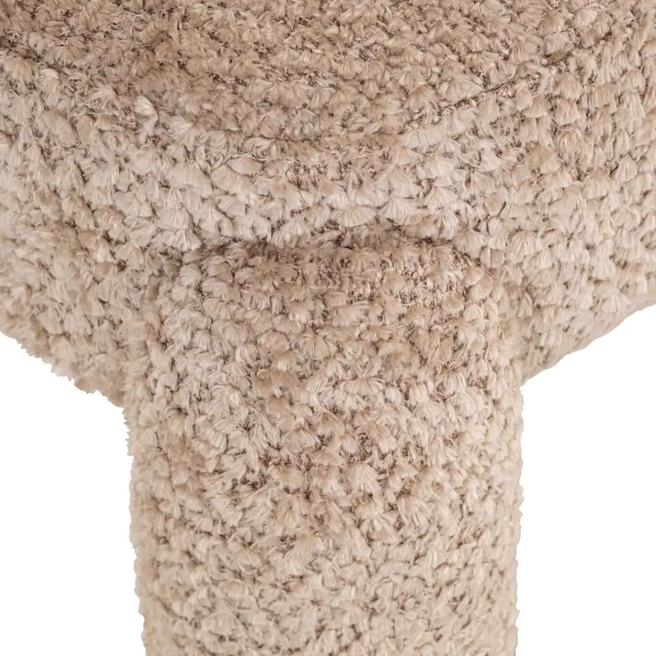 Detailaufnahme des Sitzes vom Esstuhl Brandi lovely beige, mit einem beigefarbenen, flauschigen Stoff - Richmond Interiors
