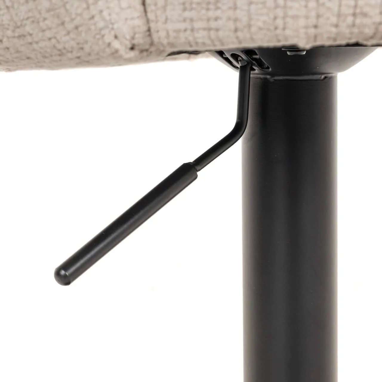 Detailansicht des Barhocker Nikki Niagara Beige Swivel Fire Retardant, mit dem schwarzen Hebel für die Höhenverstellung und dem Stuhlbein - Richmond Interiors