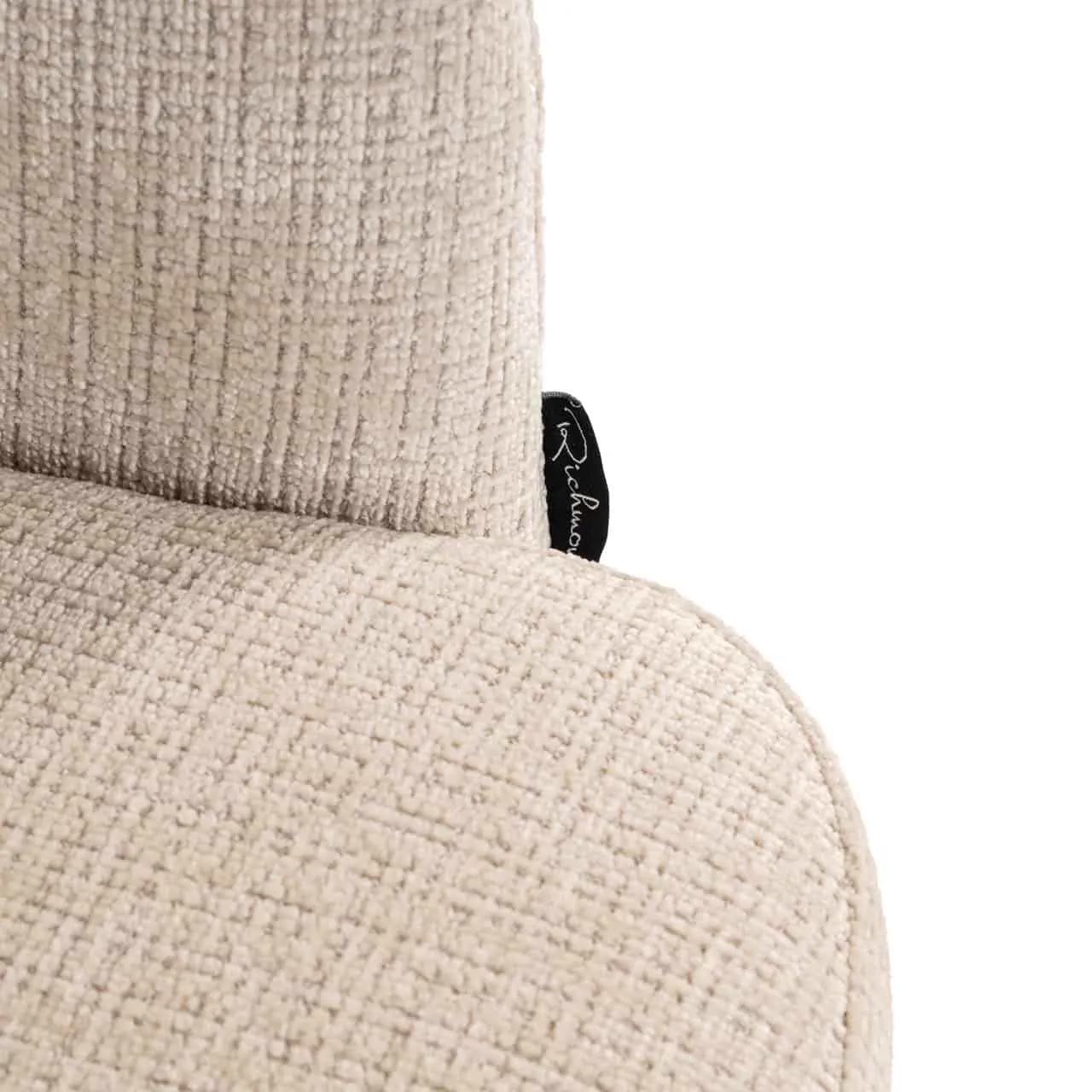 Detail des Esszimmerstuhls Serenity Niagara Beige Swivel Fire Retardant, mit Fokus auf die Stofftextur und das Etikett - Richmond Interiors