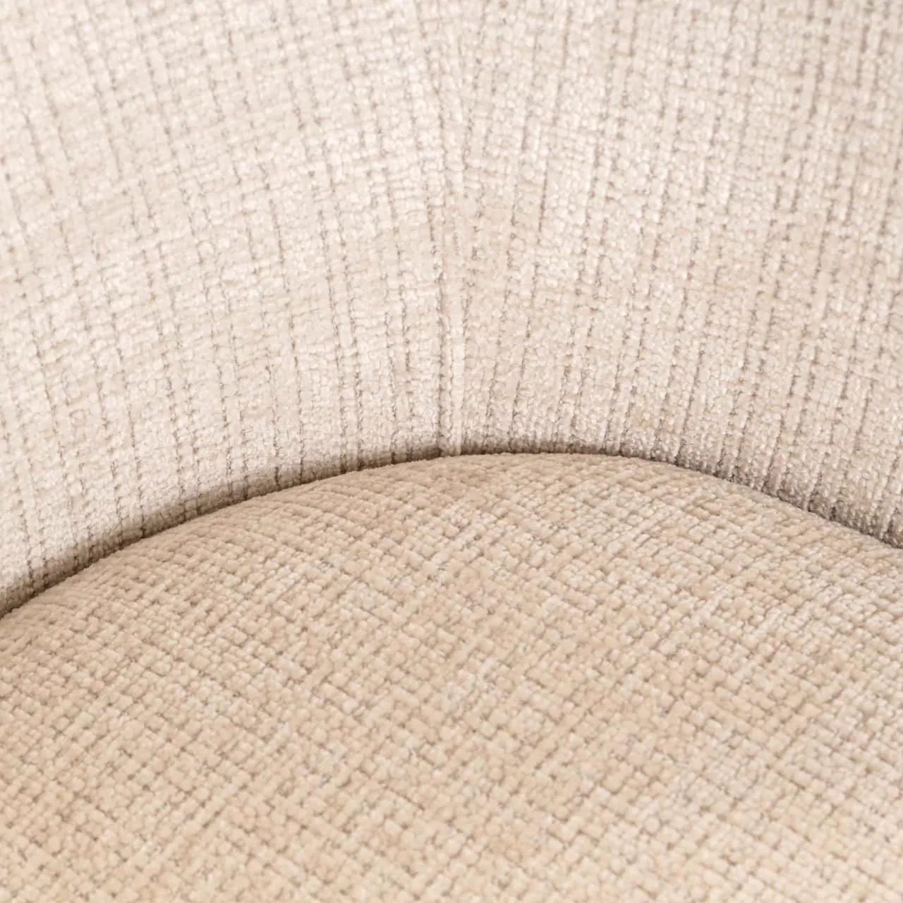 Detailopname van de beige stof met textuur van de Eetkamerstoel Serenity niagara beige swivel fire retardant - Richmond Interiors