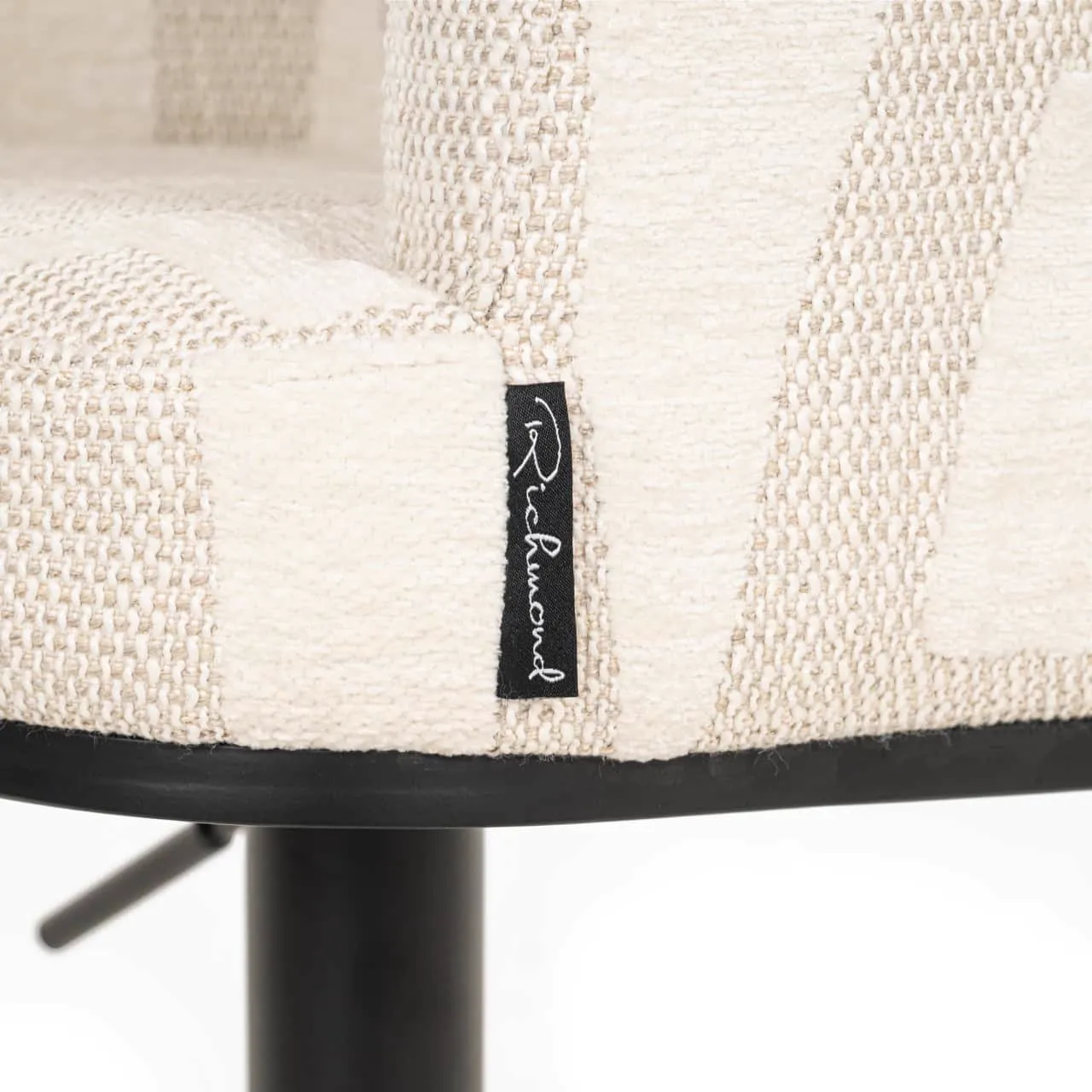 Nahaufnahme des Barhocker Cheyenne beige graffic swivel mit dem Richmond Interiors Etikett an der Seite