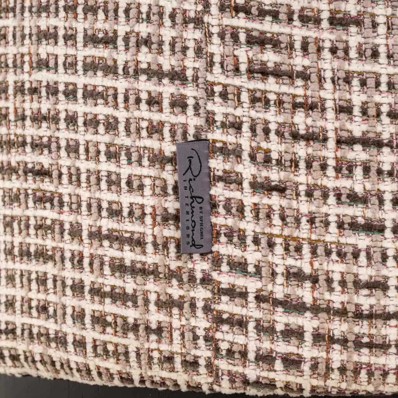 Detail des gewebten Musters des Esszimmerstuhls Odette customized 55Ø mit dem Richmond Interiors Etikett