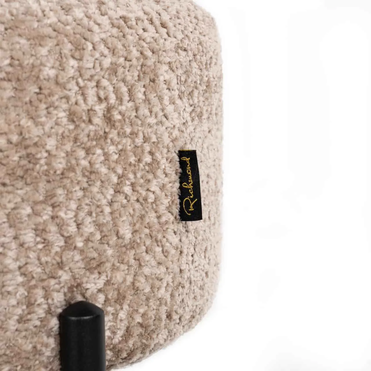 Detailansicht des Hundebetts Dolly Sheep Natur mit dem Markenlabel von Richmond Interiors an der Seite
