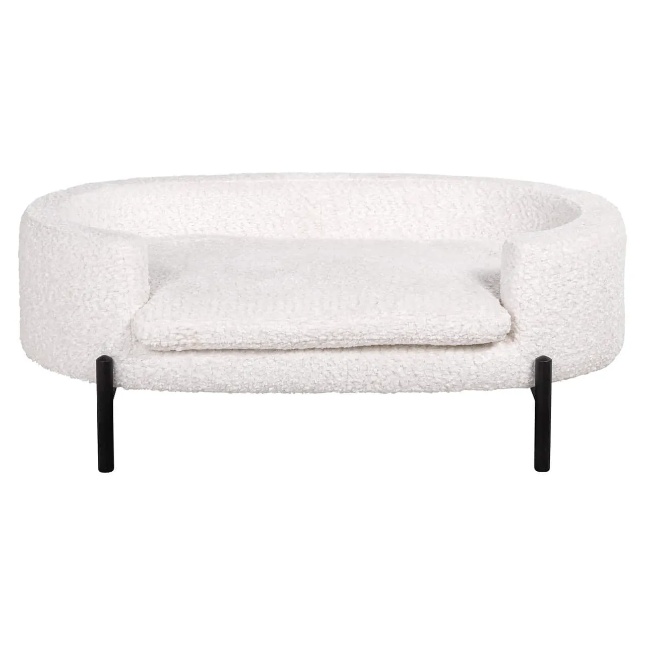Hundebett Dolly sheep white auf weißem Hintergrund, aus einer niedrigen Perspektive fotografiert - Richmond Interiors
