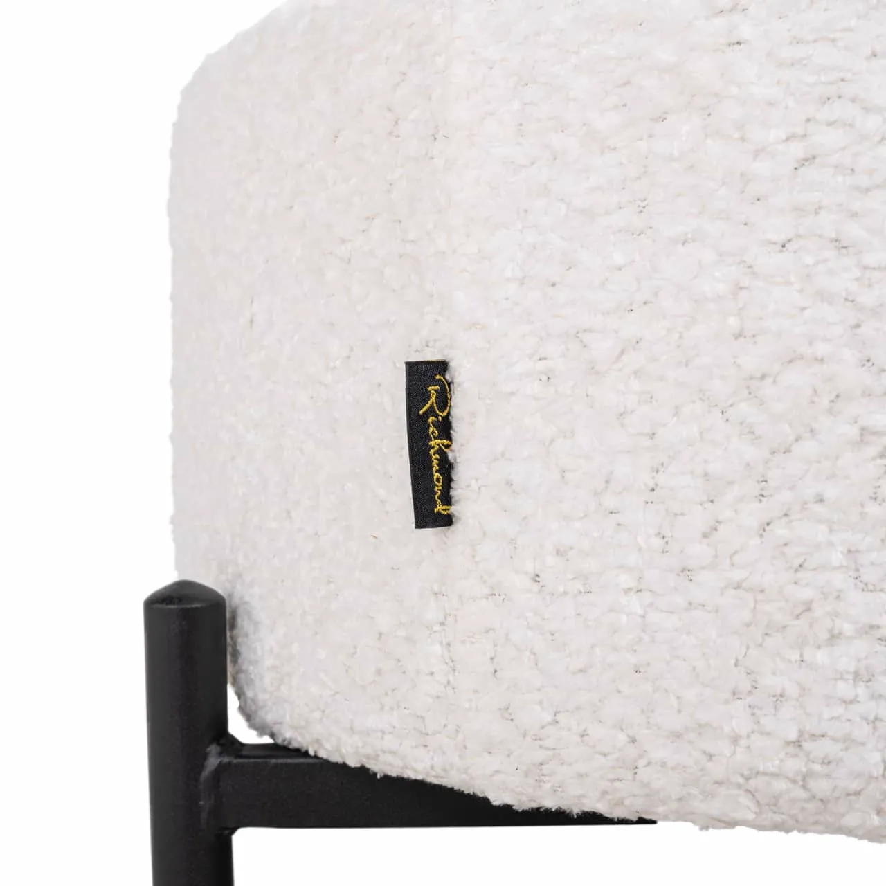 Detail des Hundebett Dolly sheep white mit einem schwarzen Markenetikett und einem schwarzen Bein - Richmond Interiors
