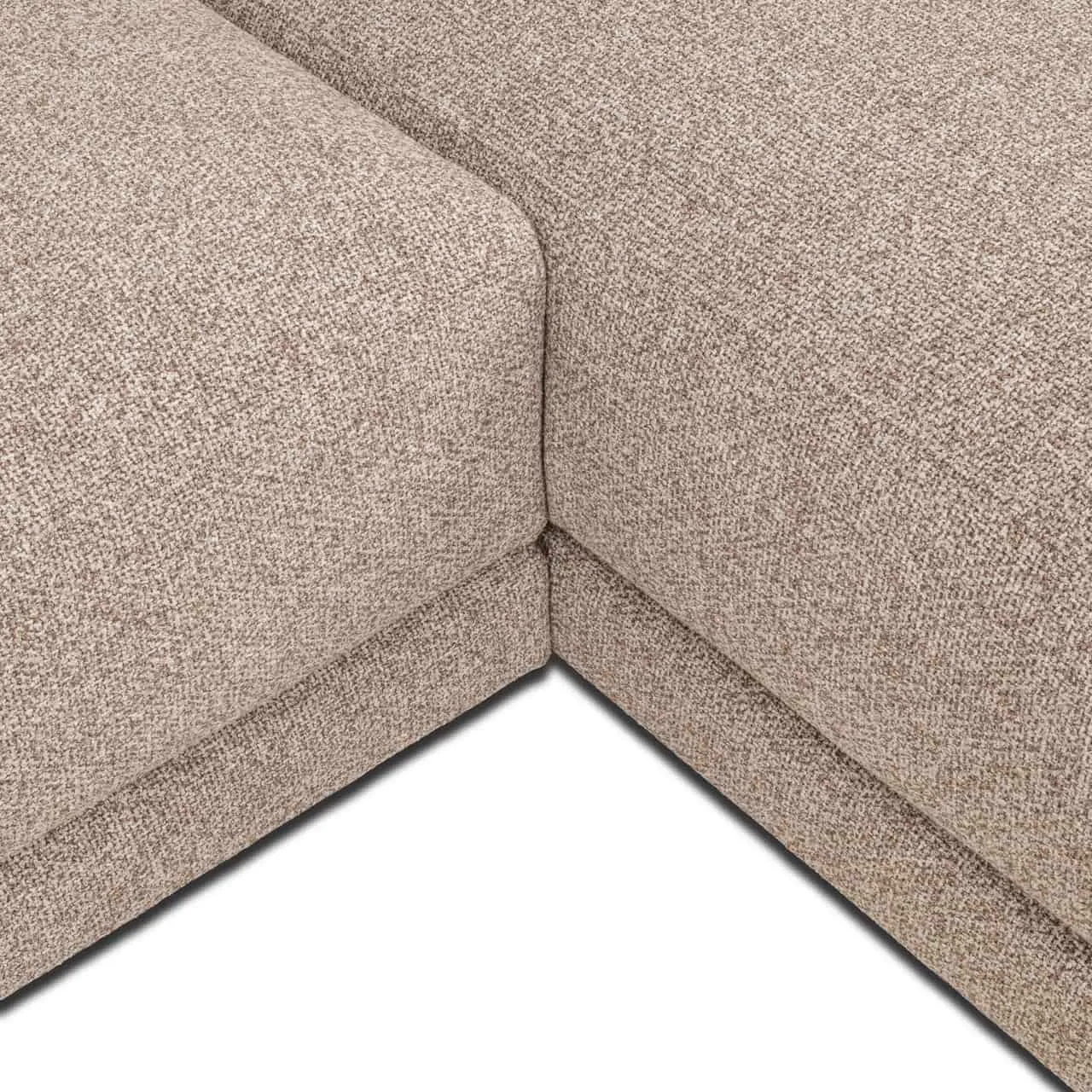 Detailaufnahme der Ecke des Sofas Trentino cayenne brown, mit der Textur des Stoffes und den Nähten - Richmond Interiors