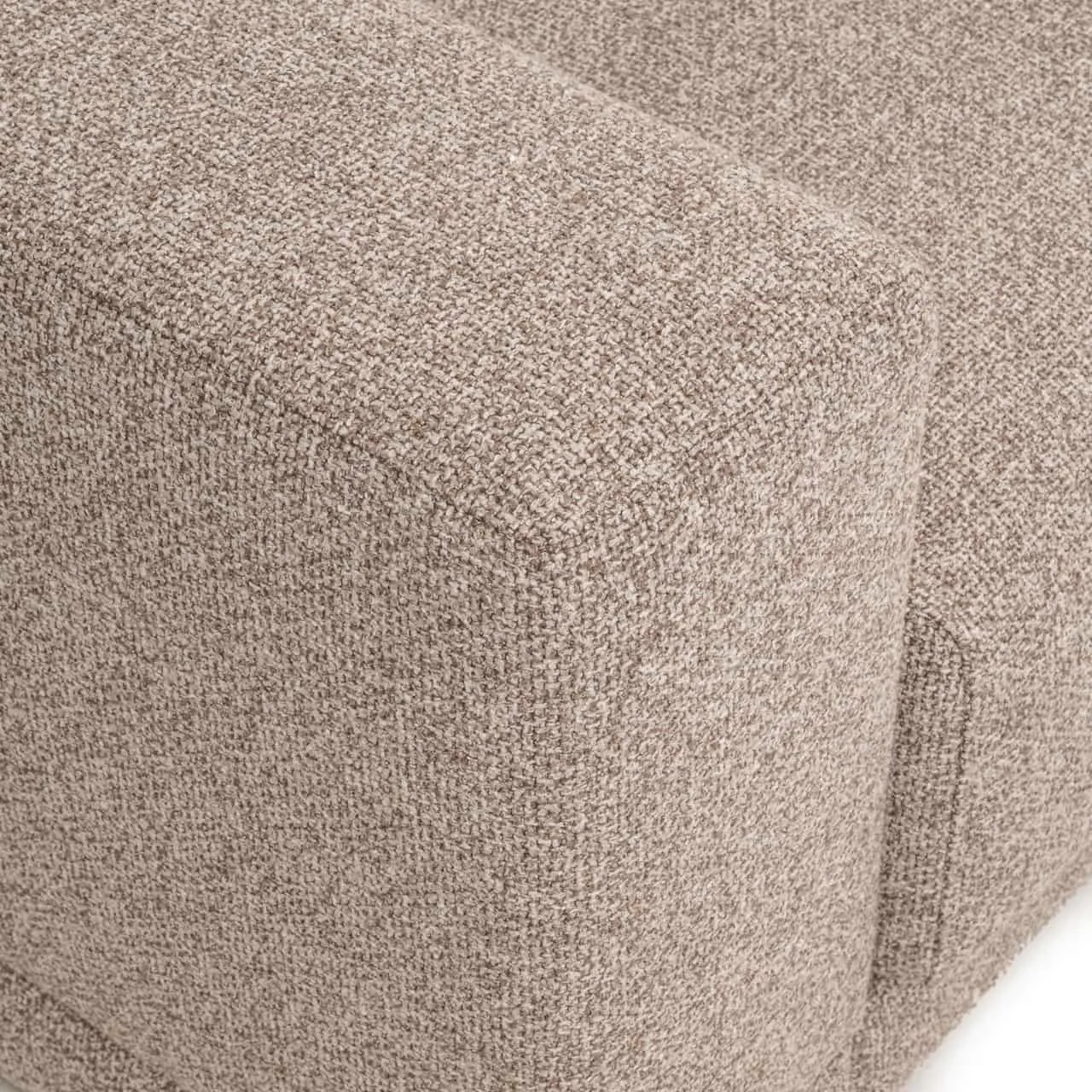 Nahaufnahme des cayennebraunen Stoffs des Sofas Trentino, mit deutlicher Webstruktur - Richmond Interiors