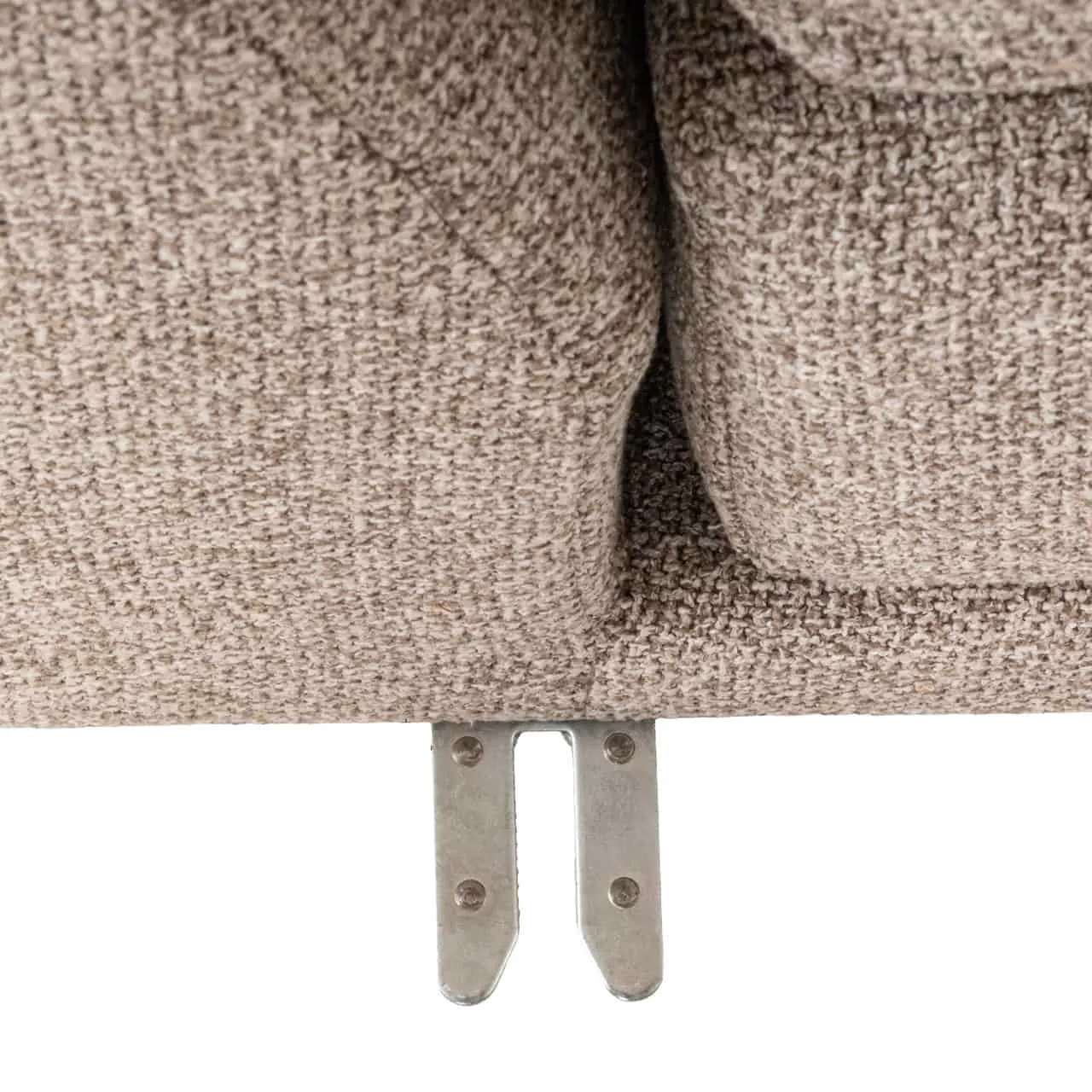 Detail des Sofas Trentino cayenne brown 3,5-Sitzer + Lounge, mit den Metallverbindern an der Unterseite - Richmond Interiors