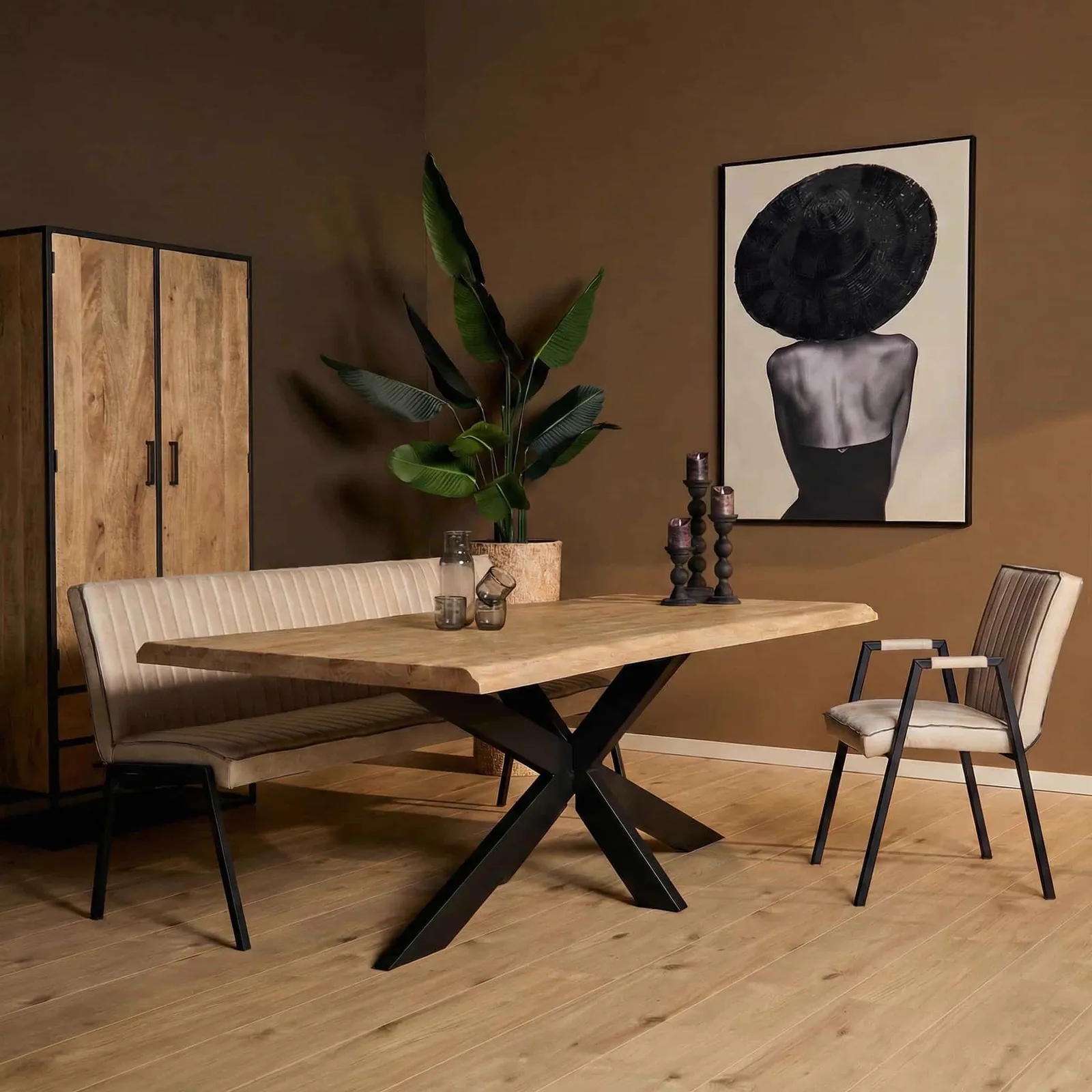 Baumstammtisch Dakota Natur Mangoholz 200 cm in einem stimmungsvollen Esszimmer mit Bank und Stuhl - Starfurn