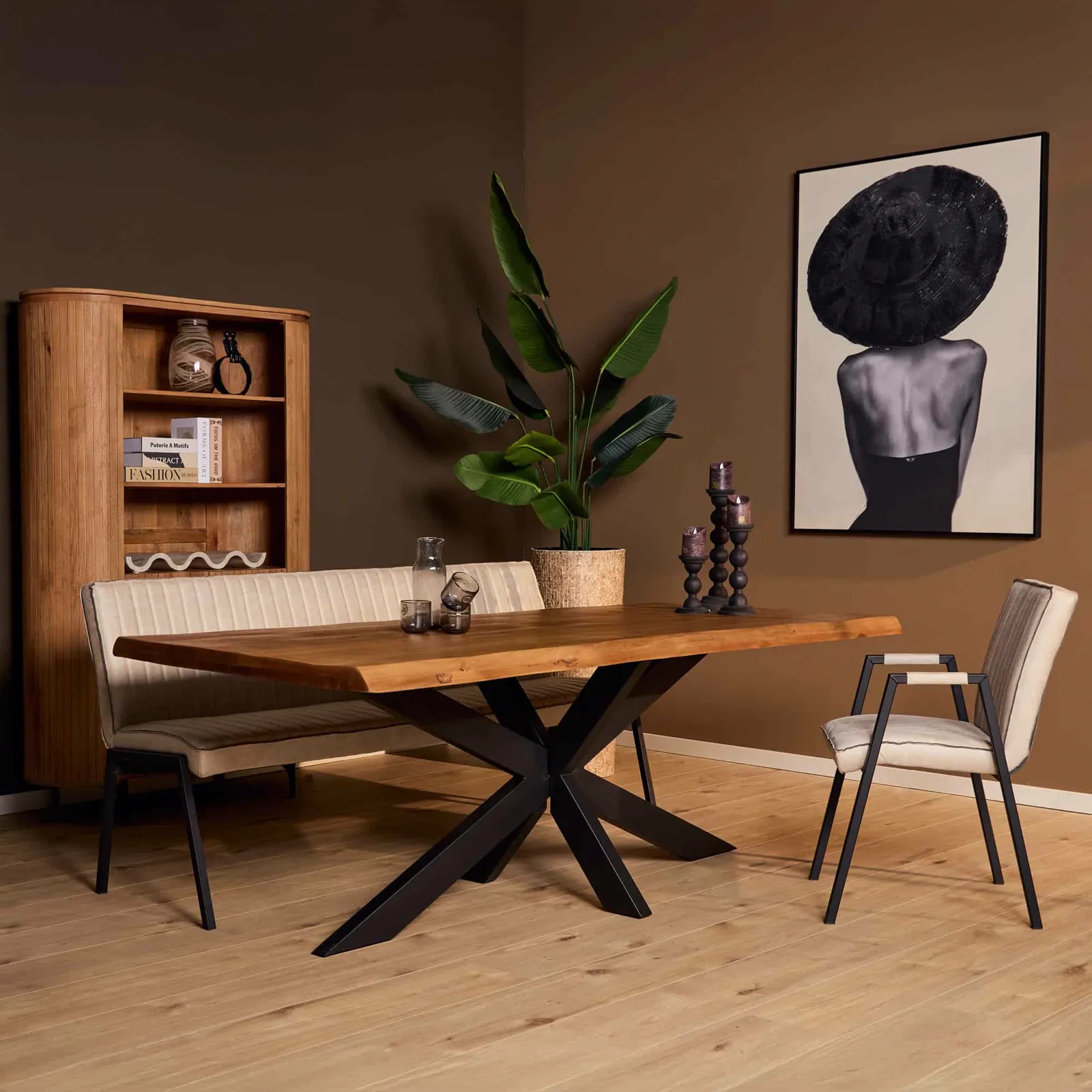 Baumstammtisch Boston Natur Mangoholz 220 cm in einem stimmungsvollen Esszimmer mit Bank und Stuhl - Starfurn