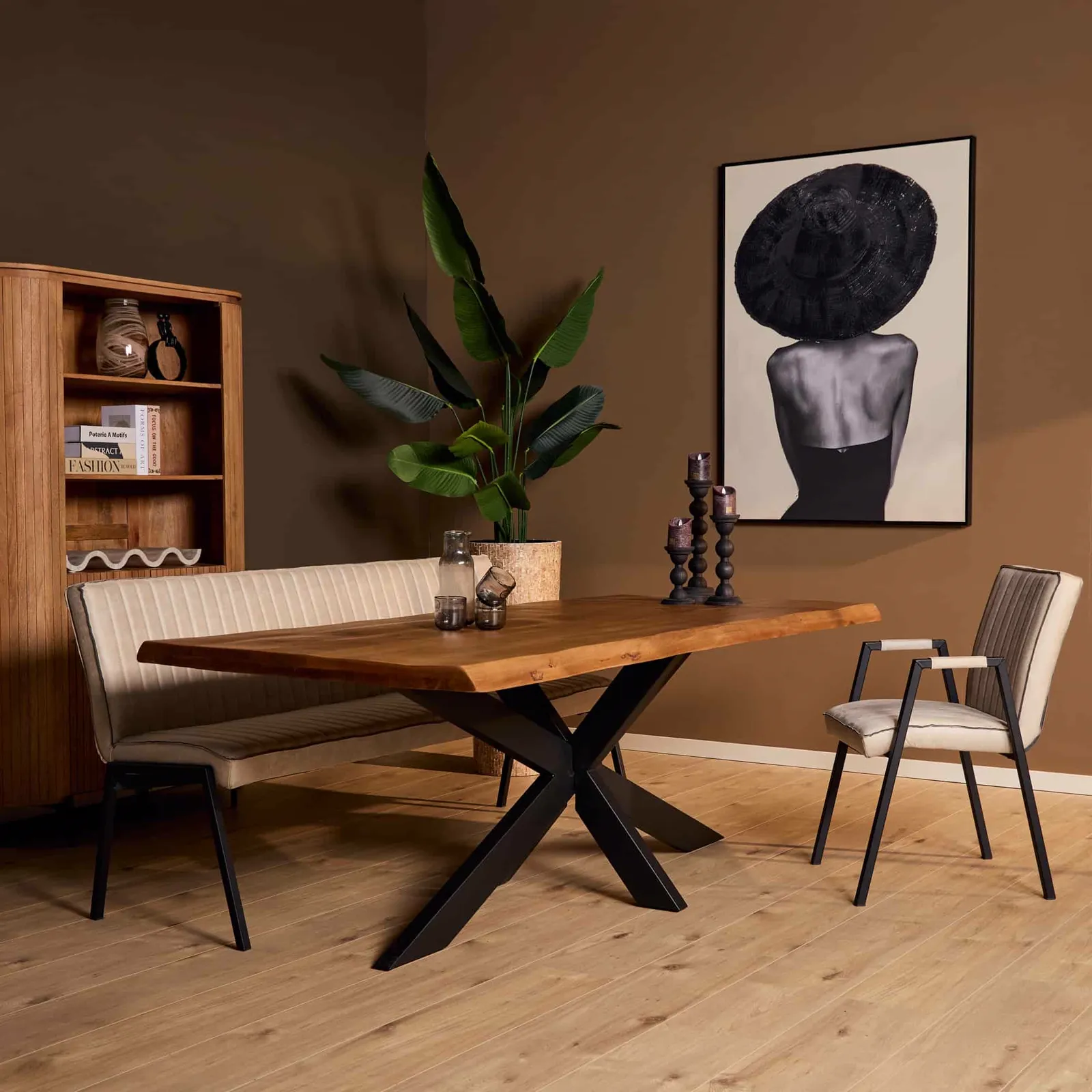 Baumstammtisch Boston Natur Mangoholz 220 cm in einem stimmungsvollen Esszimmer mit Bank und Stuhl - Starfurn