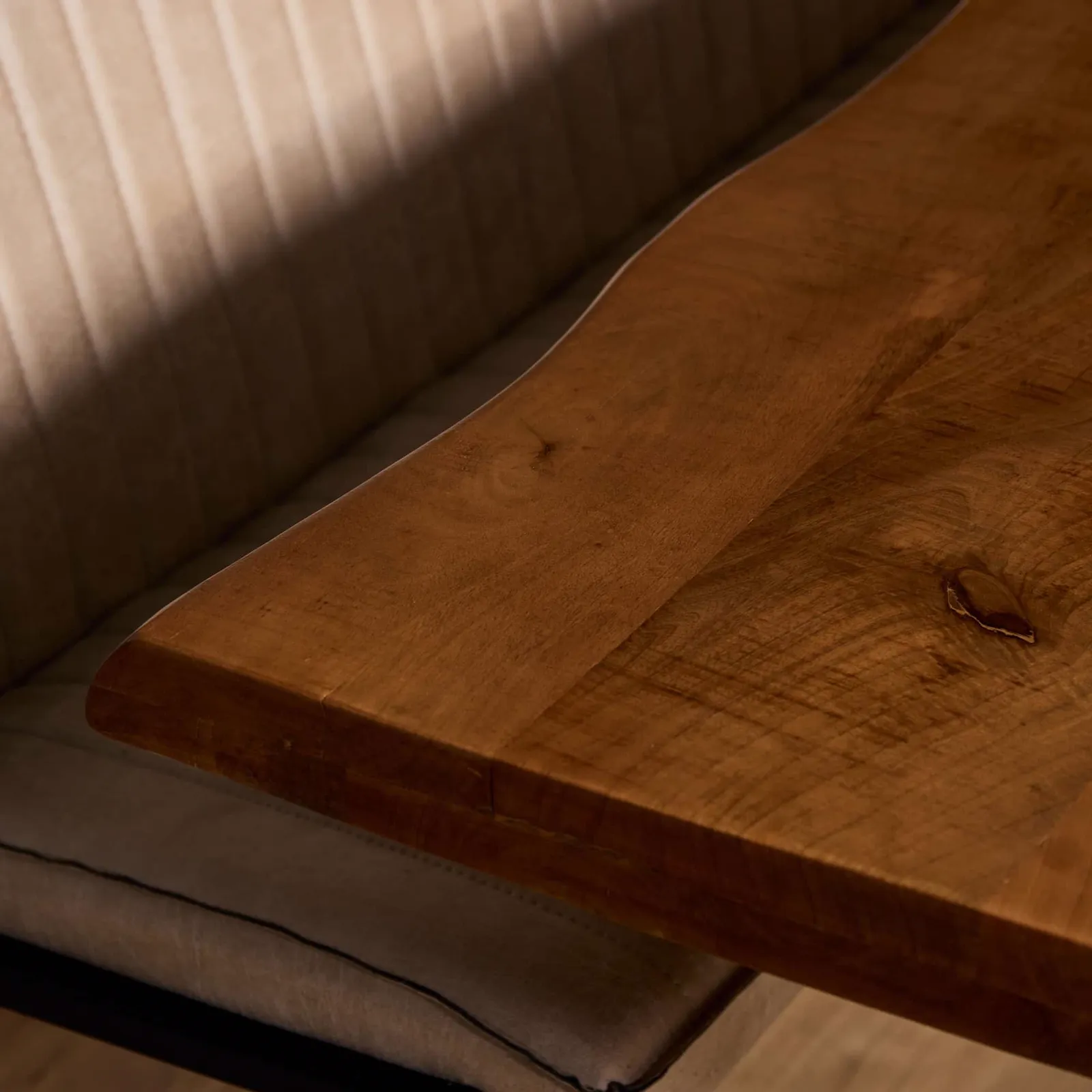 Nahaufnahme der natürlichen Mangoholz-Tischplatte vom Baumstammtisch Boston Natur Mangoholz 220 cm - Starfurn