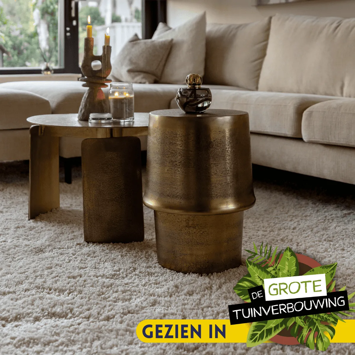 Der goldene Beistelltisch Glamor Gold Aluminium 30 cm steht in einem stimmungsvollen Wohnzimmer neben einem Sofa - Starfurn