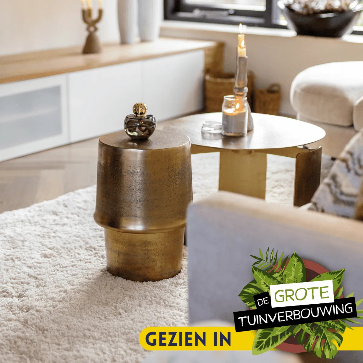 Beistelltisch Glamor Gold Aluminium 30 cm in einem gemütlichen Wohnzimmer mit einem weißen Teppich - Starfurn