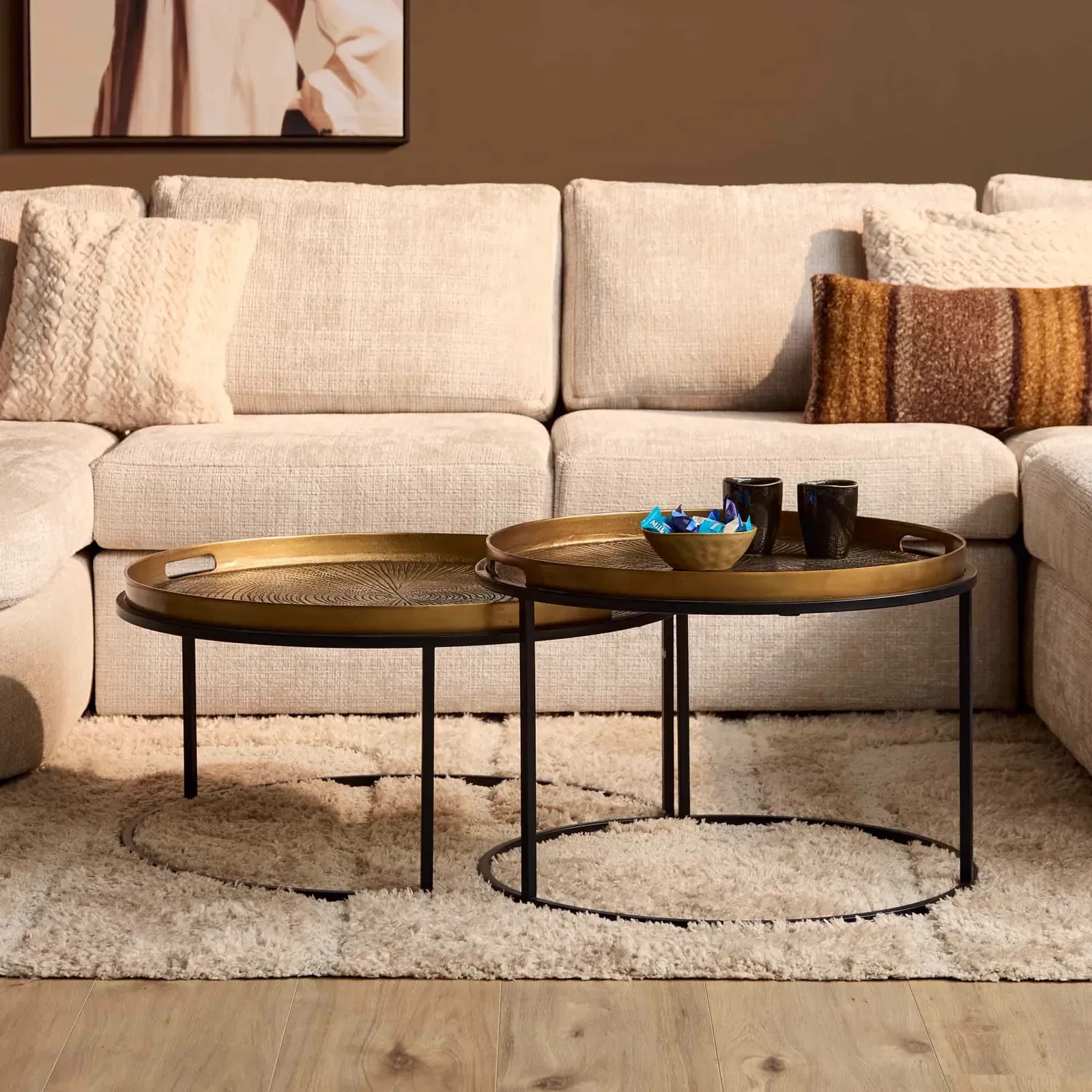 Das Couchtisch Julie 2er-Set in einem hellen Wohnzimmer mit beigem Sofa und Teppich - Starfurn