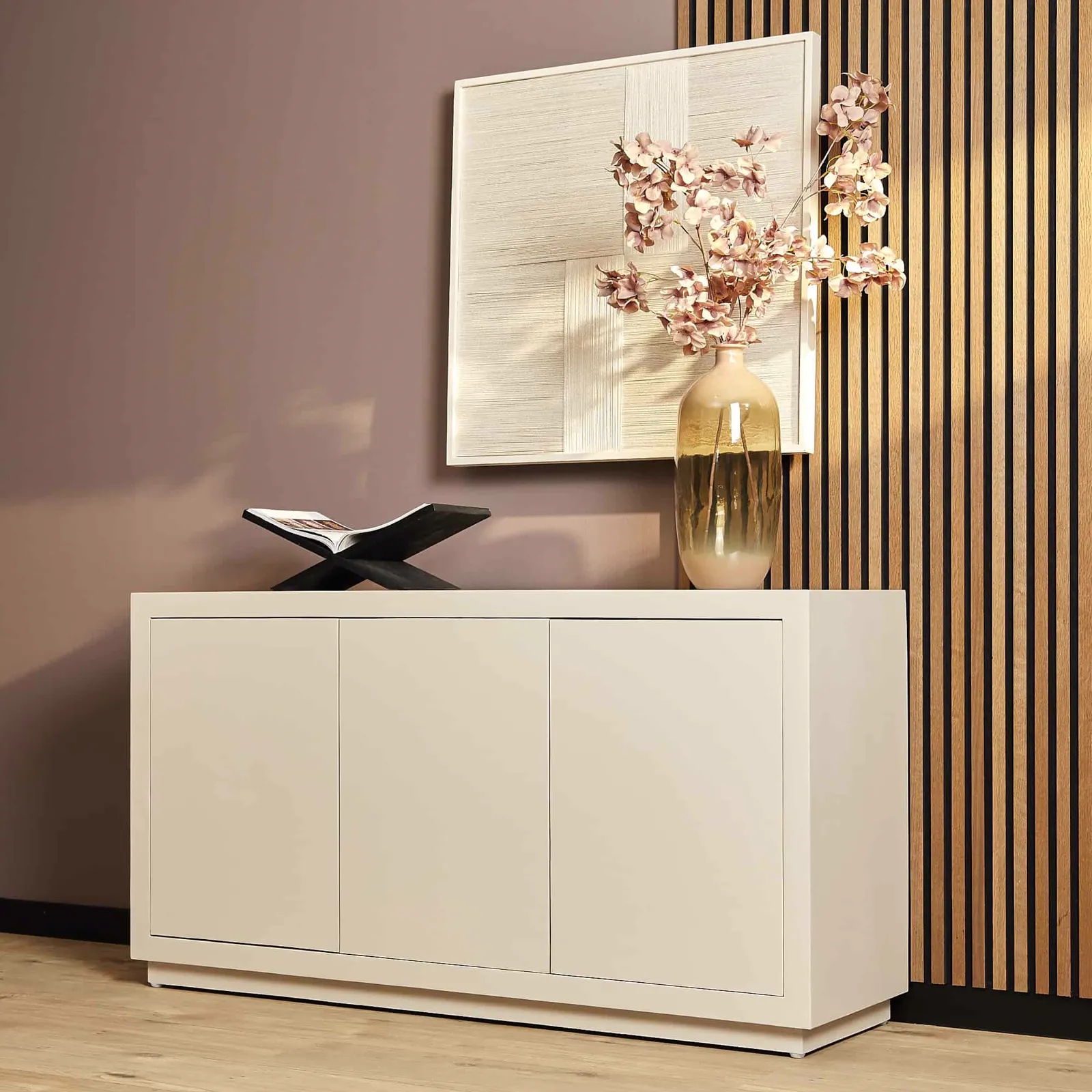 Sideboard Brüssel Sand Mangoholz 150 cm in einer stimmungsvollen Umgebung mit einer Vase mit Blumen und einem Kunstwerk an der Wand - Starfurn