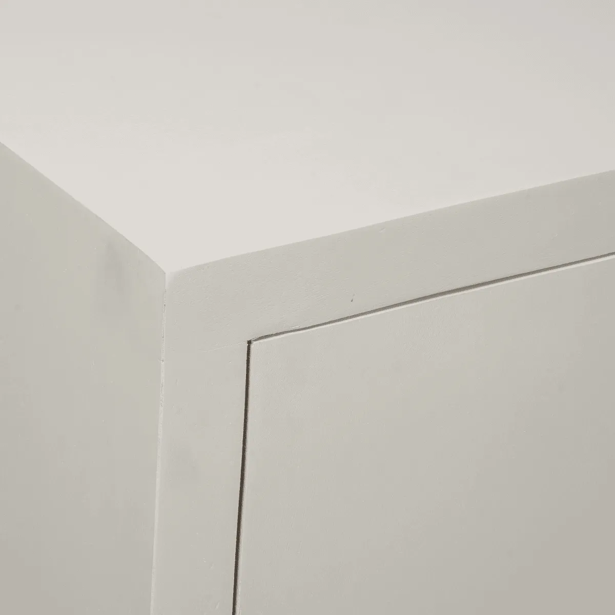 Detailaufnahme des sandfarbenen Mangoholzschranks, des Sideboard Brüssel, mit einer sauberen Naht und Ecke - Starfurn
