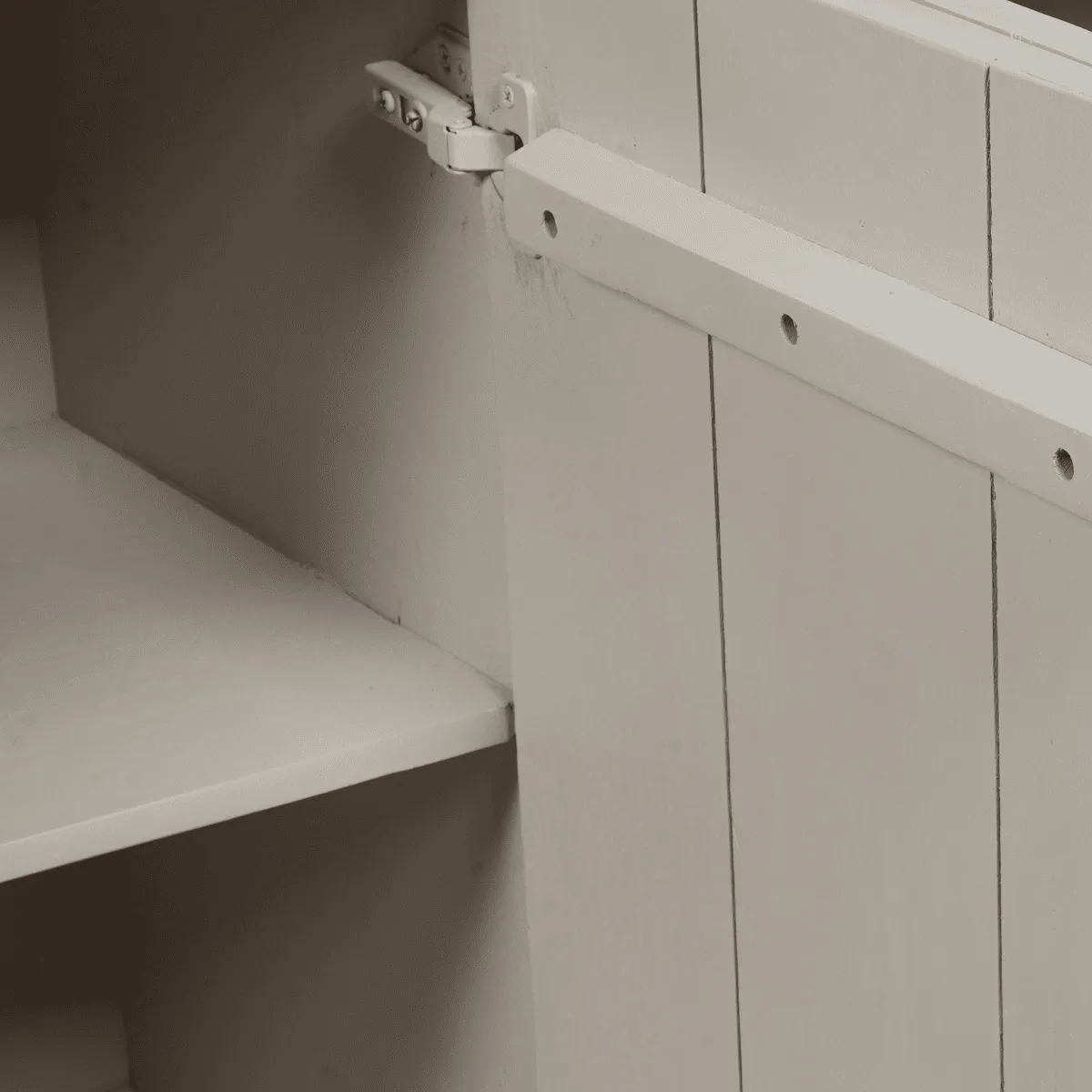 Detail der Innenseite des Sideboard Brüssel Sand Mangoholz 150 cm, mit einem Regal und Scharnier - Starfurn