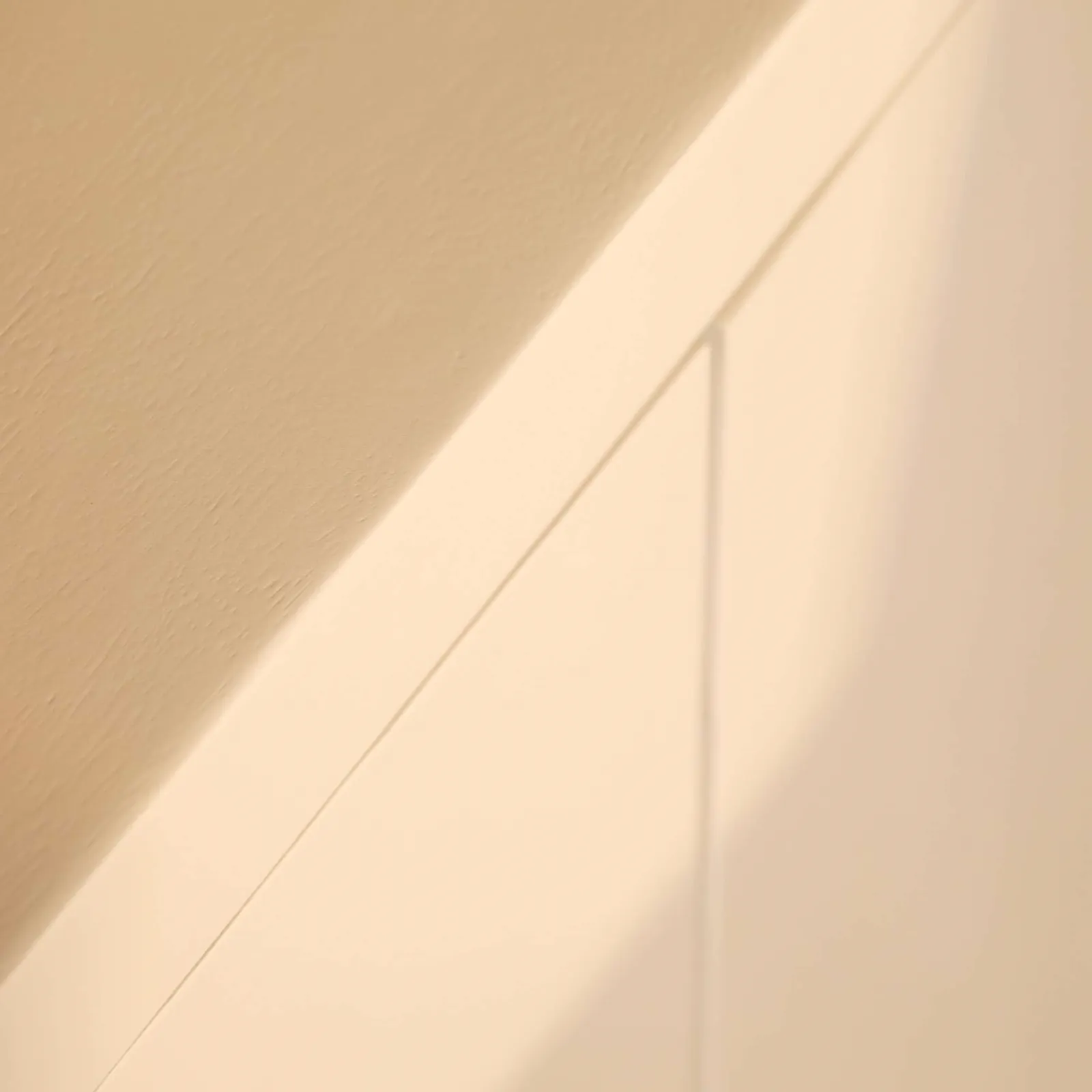 Detail des Sideboard Brüssel Sand Mangoholz, mit einem Schatten, der auf die helle Wand fällt - Starfurn