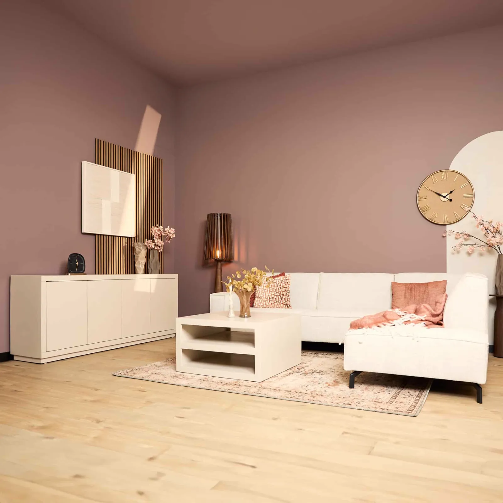 Sideboard Brüssel Sand Mangoholz 200 cm in einem stimmungsvollen Wohnzimmer mit Sofa, Couchtisch und Teppich - Starfurn
