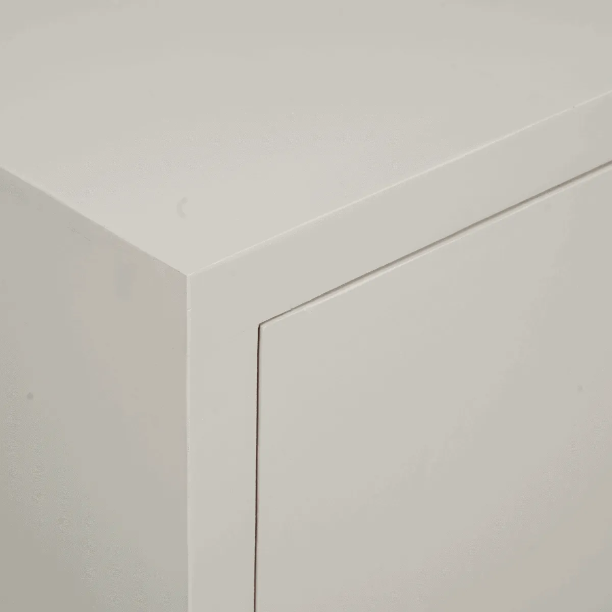 Nahaufnahme der sandfarbenen Seite des Sideboards Brüssel, mit der Türnaht sichtbar - Starfurn