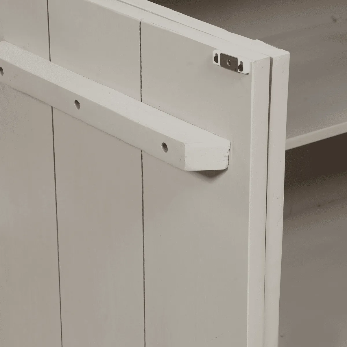 Detail der Rückseite des Sideboard Brüssel Sand Mangoholz, mit einer Querstrebe und Metallbefestigungsplatte - Starfurn