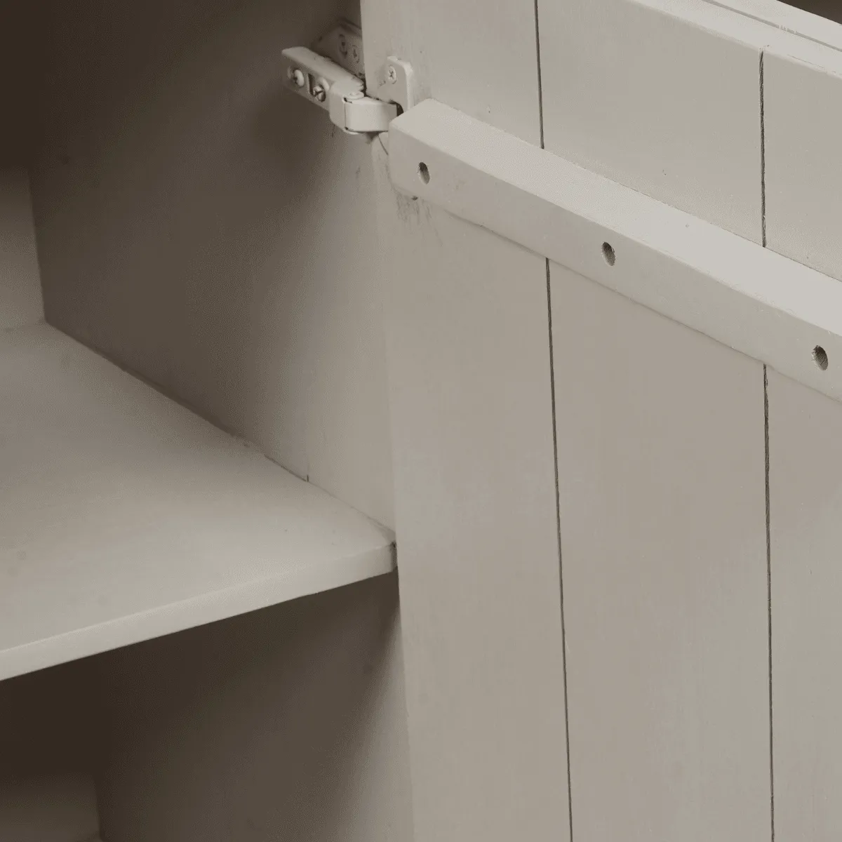 Nahaufnahme der Innenseite des Sideboard Brüssel Sand Mangoholz 200 cm, mit einem Regal und den Türscharnieren - Starfurn