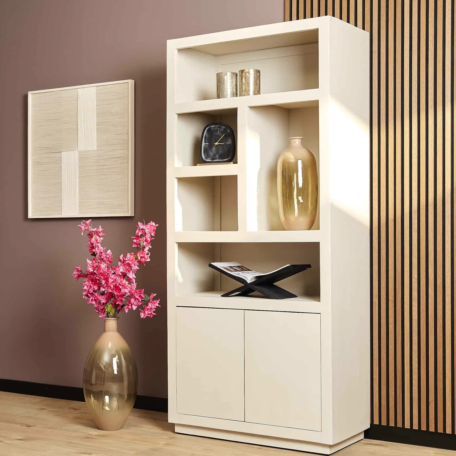 Fächerregal Brüssel Sand in einem modernen Wohnzimmer mit Dekoration und rosa Blumen - Starfurn