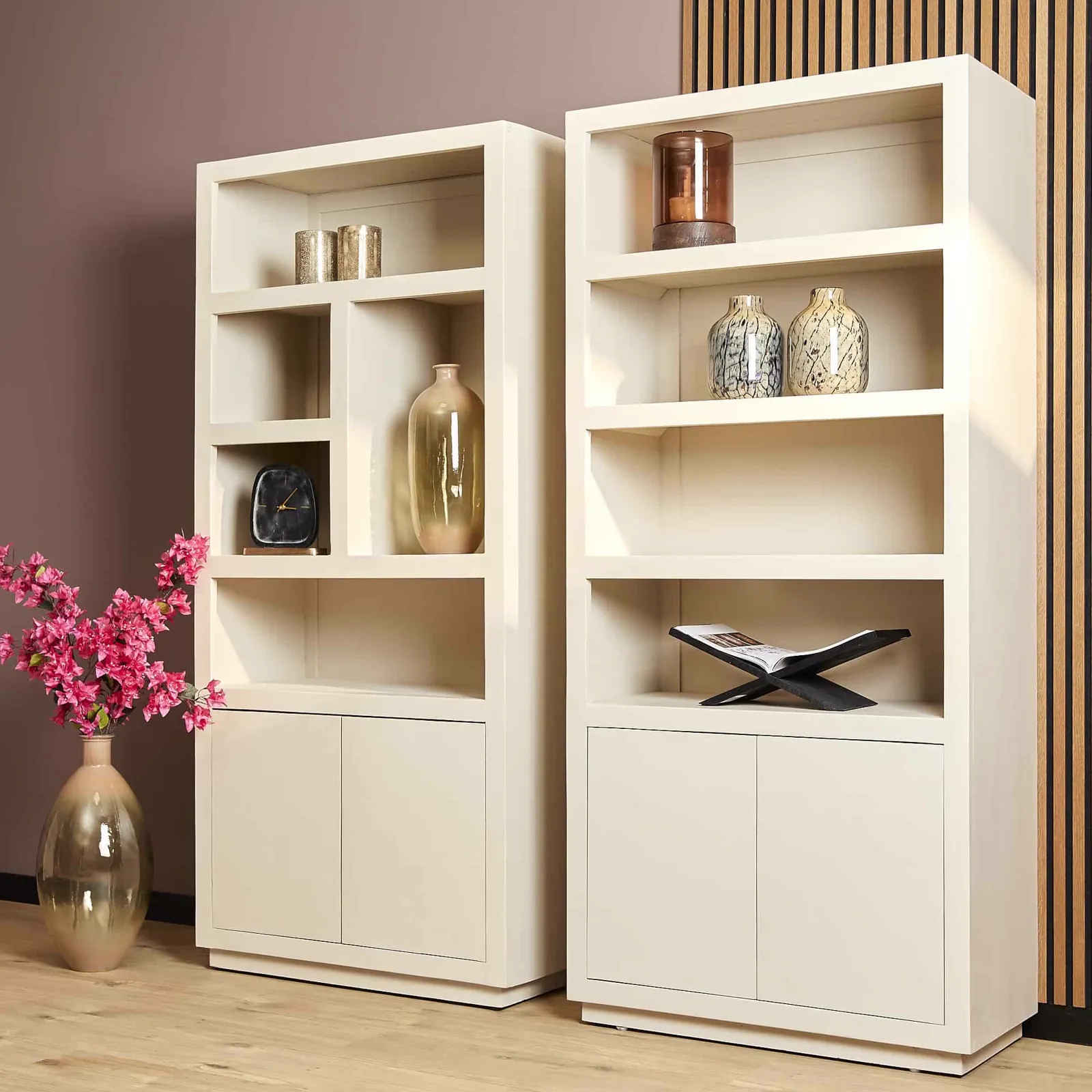 Zwei Bücherregale Brüssel Sand in einem Wohnzimmer, mit Dekoration und einer Vase mit rosa Blumen - Starfurn