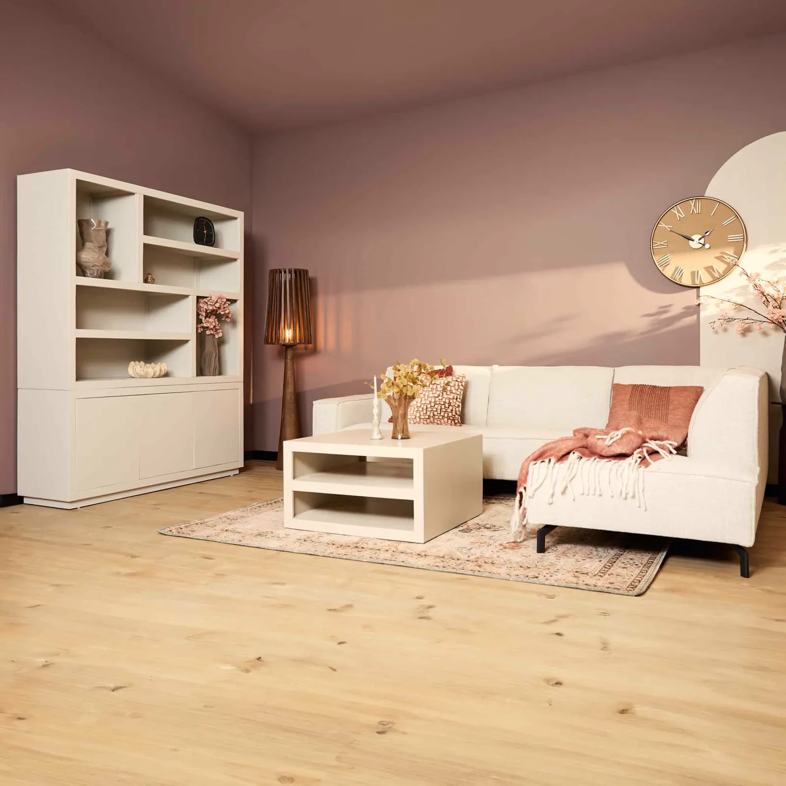 Regalbrett Brüssel Sand XL in einem stimmungsvollen Wohnzimmer mit Sofa, Couchtisch und Teppich, aus niedriger Perspektive - Starfurn