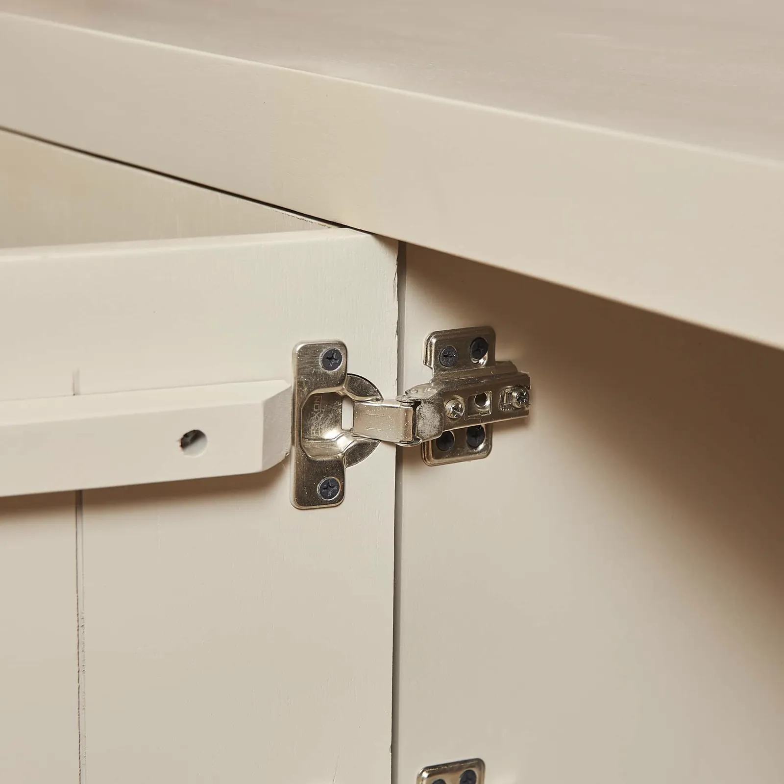 Detail der sandfarbenen Schranktür des TV-Schrank Brüssel Sand, mit einem Metallscharnier - Starfurn