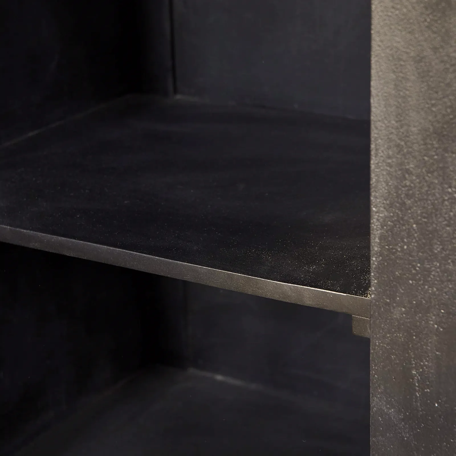 Detailaufnahme eines Regals im Sideboard Brüssel, mit leichten Staubpartikeln auf der dunklen Oberfläche - Starfurn