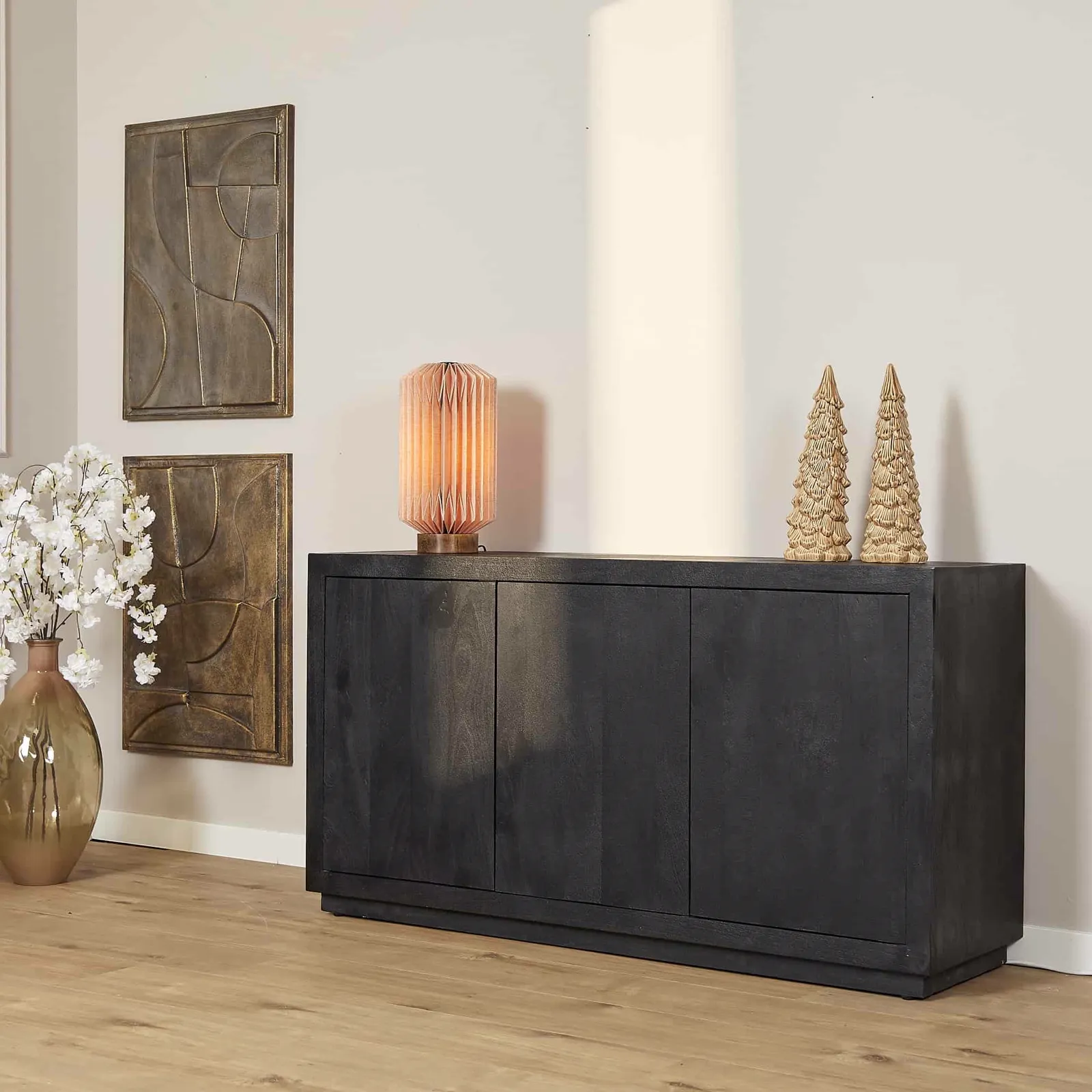 Sideboard Brüssel Schwarz Mangoholz 150 cm in einem stimmungsvollen Wohnzimmer mit Dekoration - Starfurn