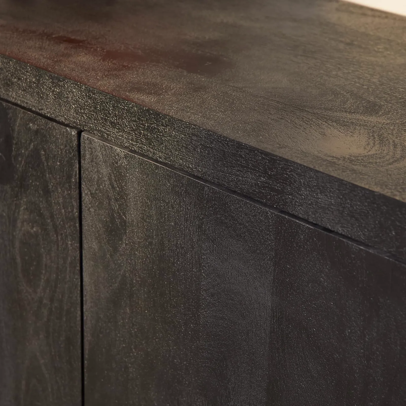 Detailaufnahme der Oberseite und Türen des Sideboard Brüssel Schwarz Mangoholz 150 cm, mit sichtbarer Holzmaserung - Starfurn