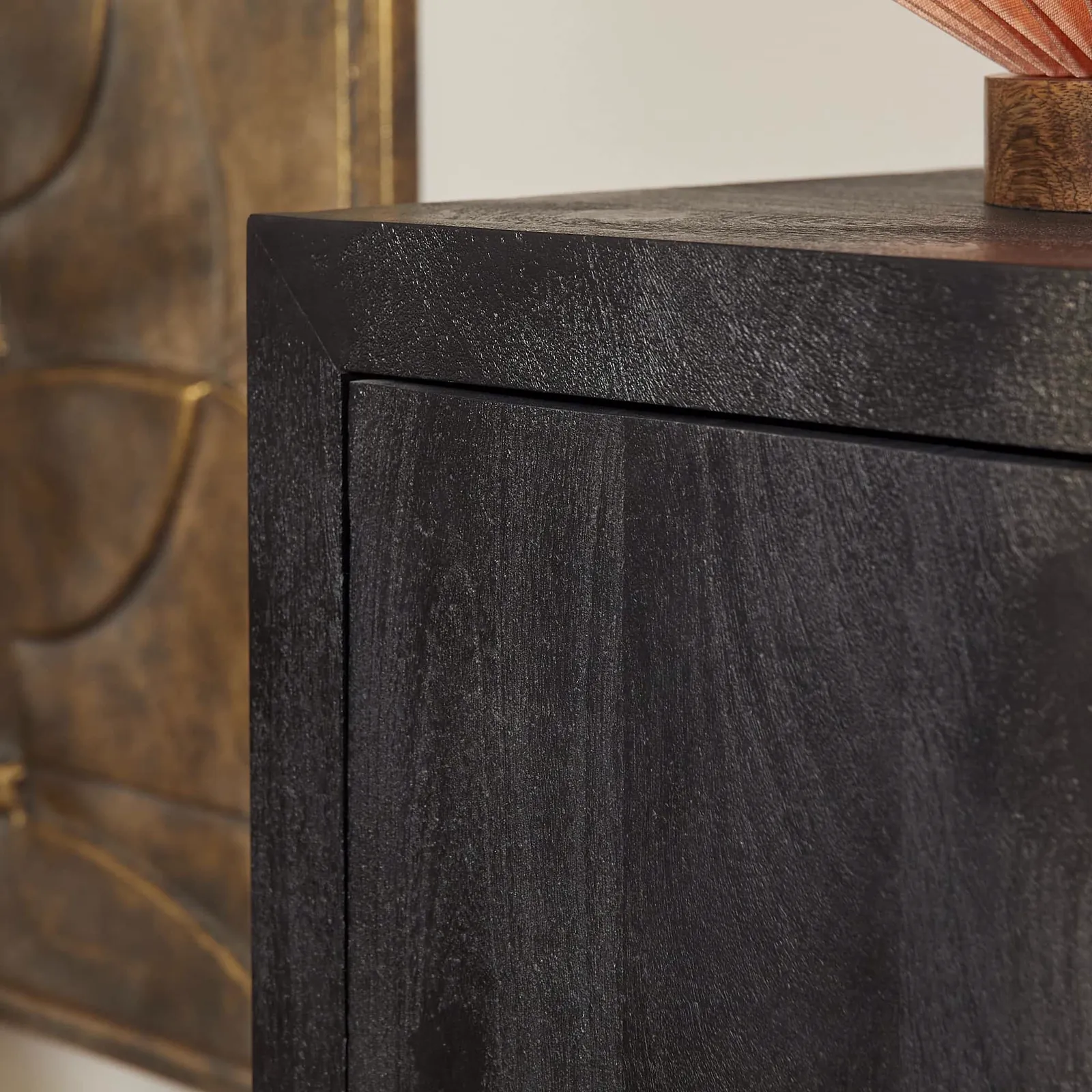 Nahaufnahme der Oberseite und Seite des Sideboard Brüssel Schwarz Mangoholz, mit einem Deko-Objekt - Starfurn