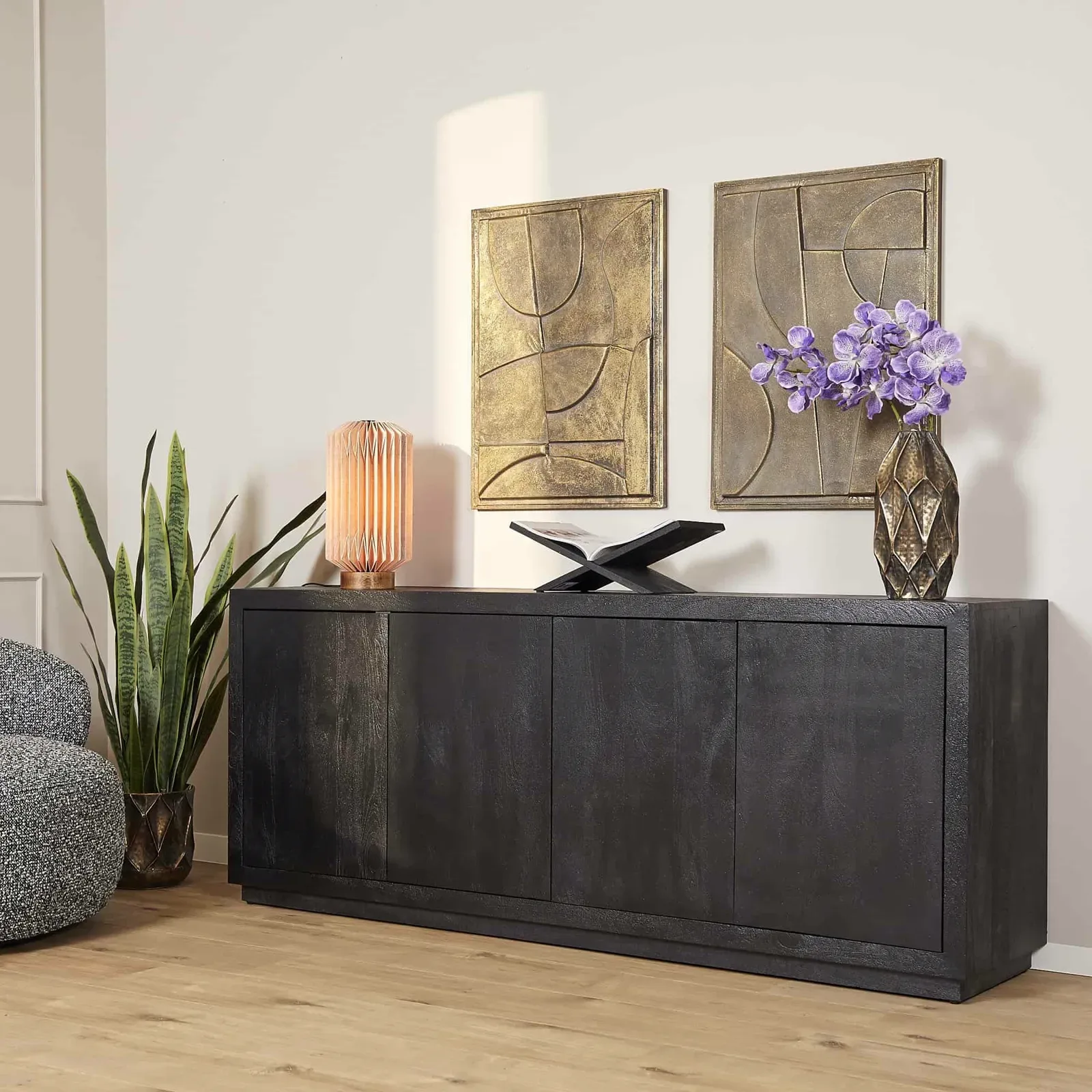 Sideboard Brüssel Schwarz Mangoholz 200 cm in einem stimmungsvollen Wohnzimmer mit Pflanze und Dekoration - Starfurn