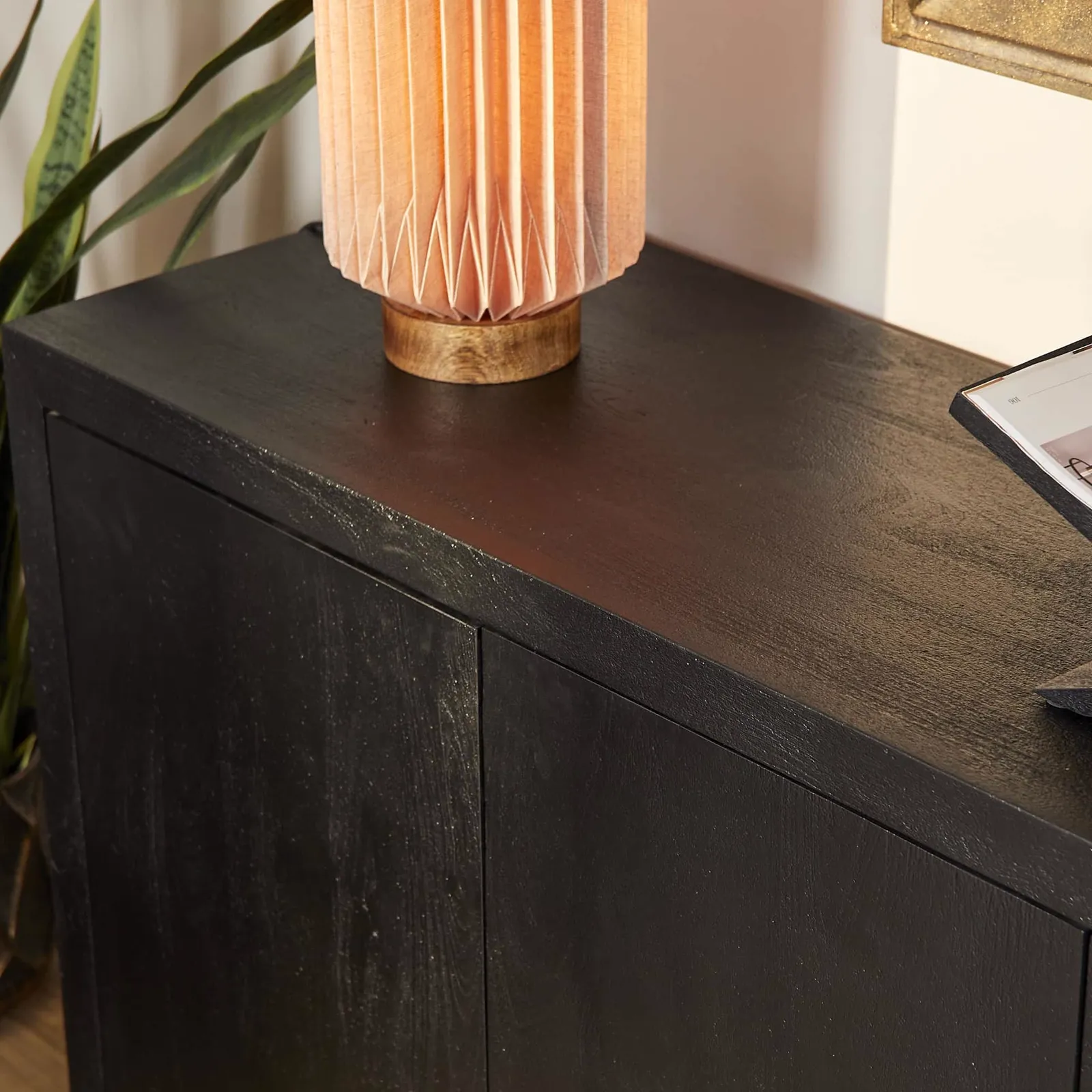 Nahaufnahme der Oberseite des Sideboard Brüssel Schwarz Mangoholz mit einer Lampe darauf - Starfurn