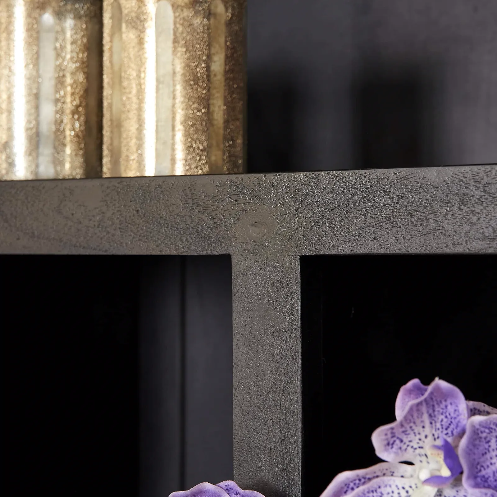 Detailansicht des Regalsystems Brüssel Black, mit goldener Vase und lila Orchideen auf den Ablagen - Starfurn