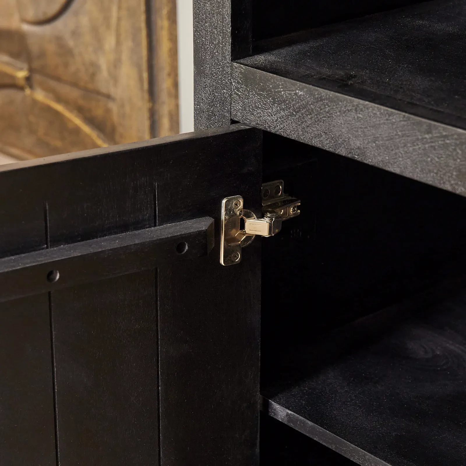 Detail des Regalsystems Brüssel Black, eine offene Tür mit Scharnier und ein Regalbrett - Starfurn