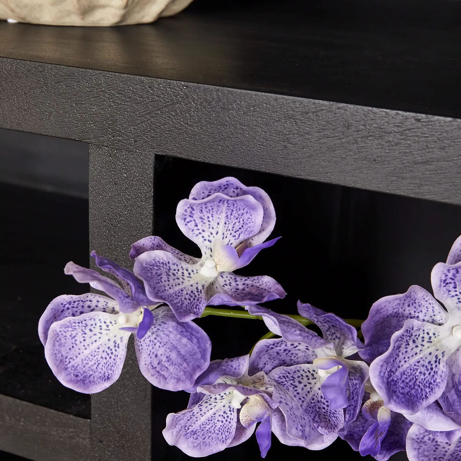Detailansicht des schwarzen Fächerregals Brüssel Black XL, mit lila Orchideen im Vordergrund - Starfurn