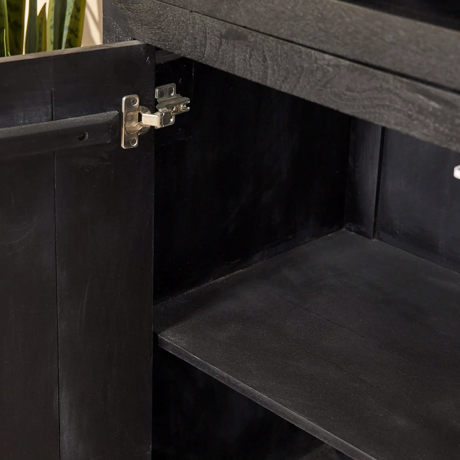 Detail des Fächerregals Brüssel Black XL, eine offene Tür mit einem Metallscharnier - Starfurn