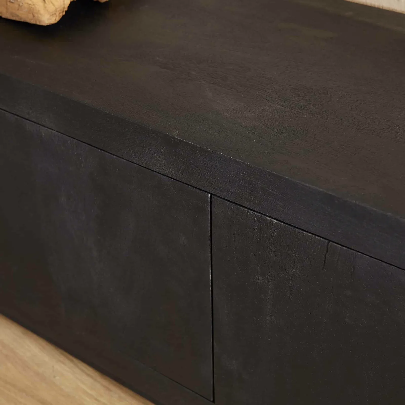 Nahaufnahme der Vorderseite des TV-Schrank Brüssel Black, mit der Naht zwischen zwei Schranktüren - Starfurn