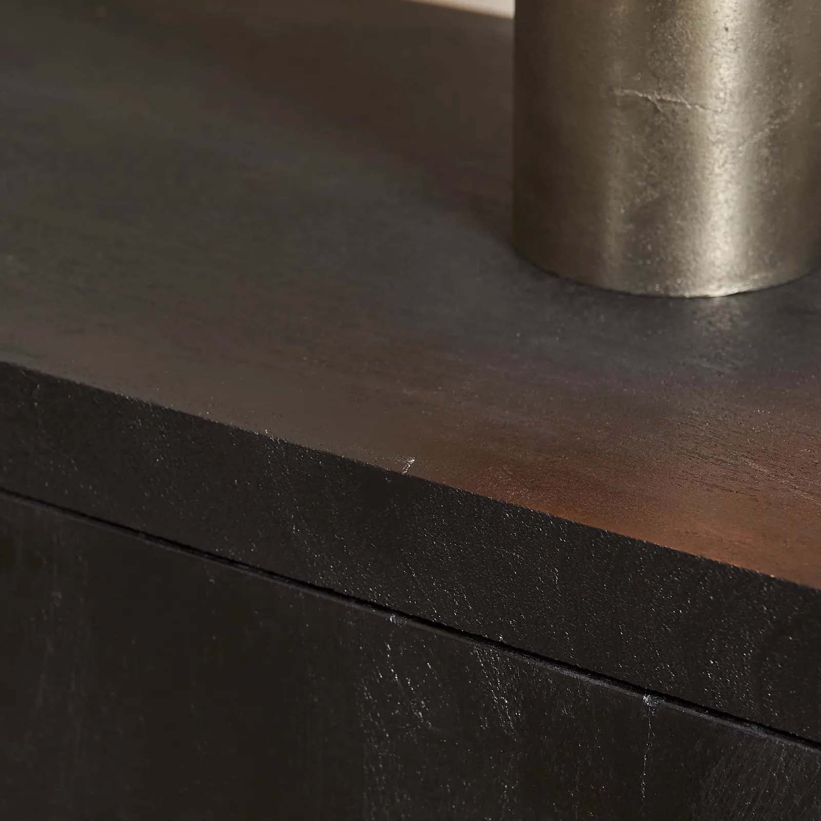 Detailaufnahme der Oberseite des TV-Möbel Brüssel Black, mit einem Metallobjekt darauf - Starfurn